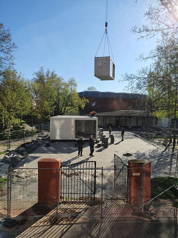 Auf einer Baustelle werden Container aufgebaut