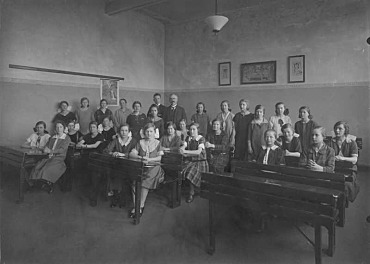 Auf dem Bild ist eine Schulklasse in schwarz-weiß zu sehen.