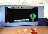 Auf dem Bild ist die Bühne in der Aula zu sehen.