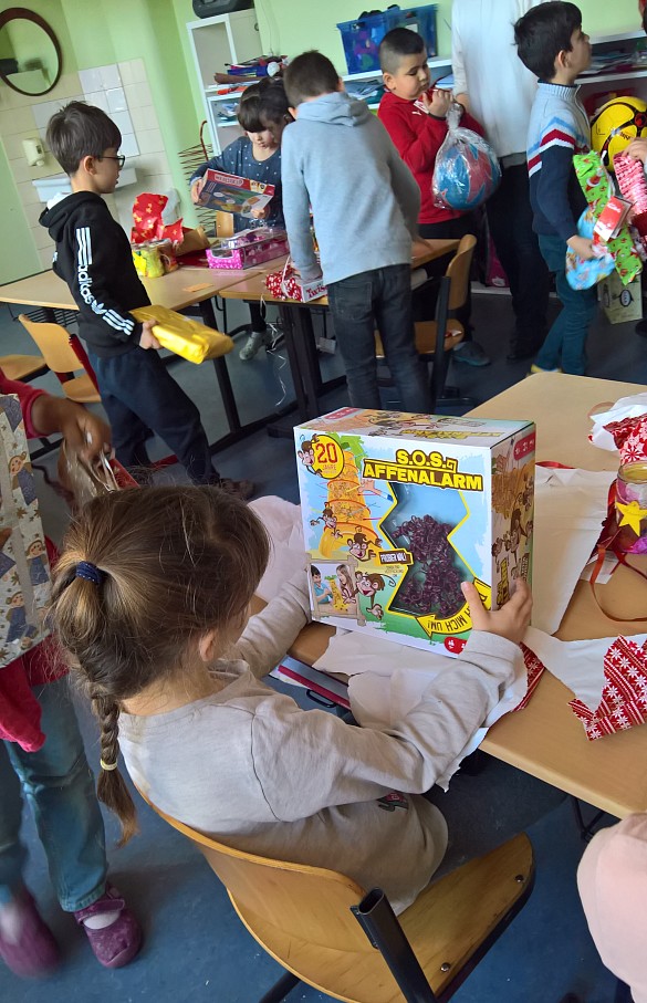 Kinder packen ihre Geschenke aus