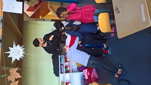 Kinder begrüßen einen Besucher