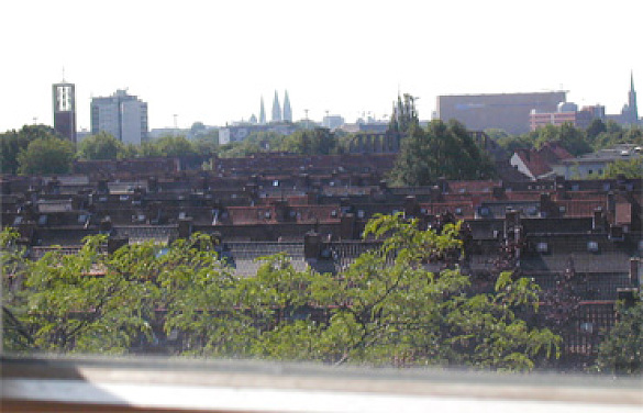 Auf dem Bild ist eine Luftaufnahme über Bremen mit dem Dom zu sehen.