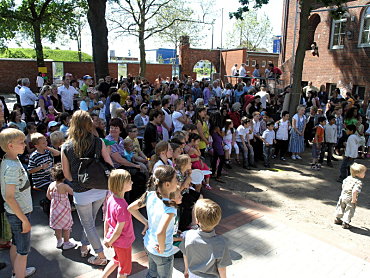 Auf dem Bild ist eine Vorführung unter freiem Himmel zu sehen. 