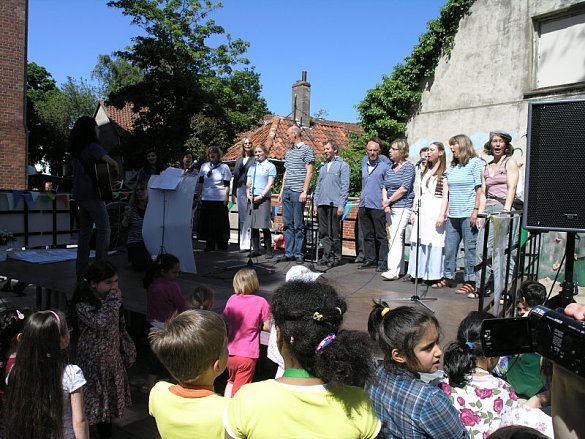 Auf dem Bild ist die Vorführung eines Chors zu sehen. 