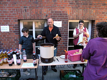 Auf dem Bild ist der Getränkestand des Festes zu sehen.