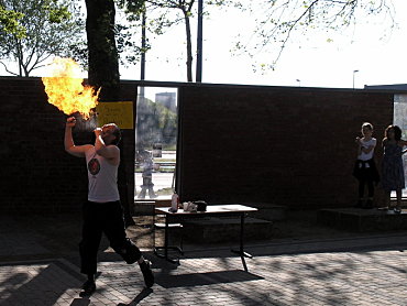 Auf dem Bild ist ein Feuerspucker zu sehen.