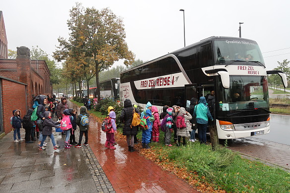 Viele Menschen steigen in einen bus