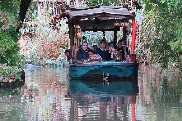 Menschen fahren Boot