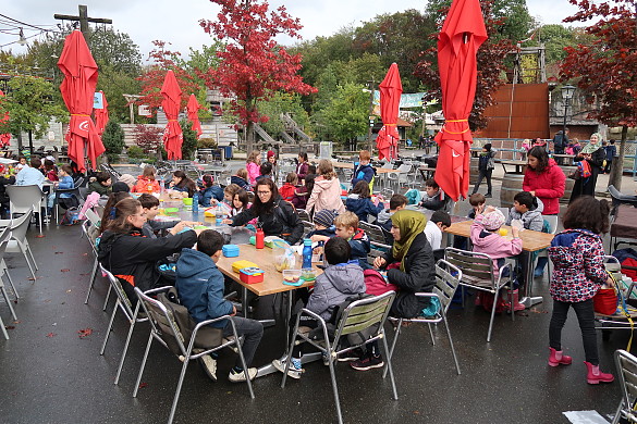 Menschen sitzen am Tisch und essen