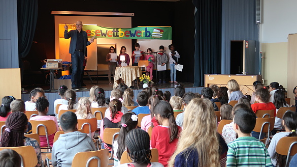 Menschen stehen auf der Bühne