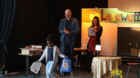 Menschen spenden Applaus