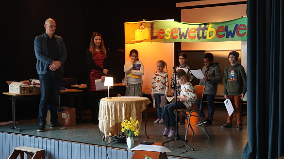 Menschen stehen auf der Bühne