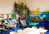 Auf dem Bild ist ein Klassenrum zu sehen.