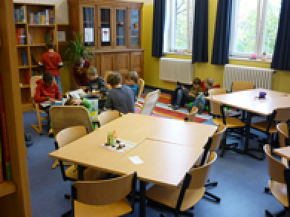 Auf dem Bild ist die Bibliothek zu sehen zu sehen.