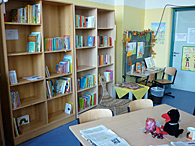 Das Bild zeigt eine große Regalwand voll mit Büchern.