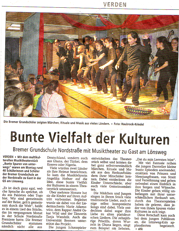 Auf dem Bild ist ein Zeitungsausschnitt zu sehen, der die Theateraufführung einiger Kinder beschreibt. 