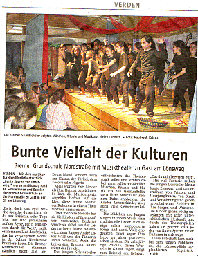 Auf dem Bild ist ein Zeitungsausschnitt zu sehen, der die Theateraufführung einiger Kinder beschreibt. 