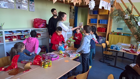 Geschenke werden an Kinder verteilt