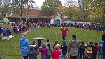 Auf dem Bild ist der Singkreis zum Lichterfest zu sehen.