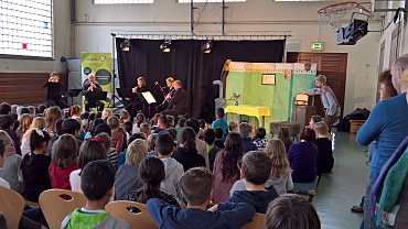 Auf dem Bild ist die Aufführung eines Theaterstücks und das Publikum zu sehen.