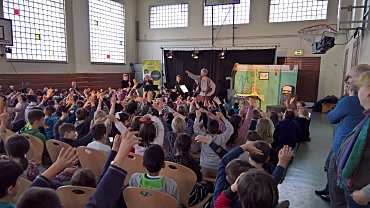 Auf dem Bild ist ein begeistertes Publikum zu sehen.