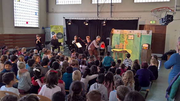 Auf dem Bild ist der Schauspieler mit einer Figur des Wolfs zu sehen. 