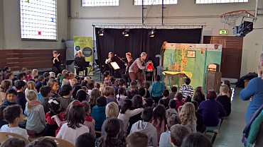 Auf dem Bild ist der Schauspieler mit einer Figur des Wolfs zu sehen. 