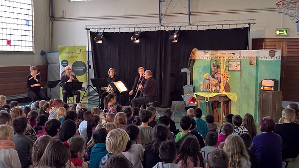 Auf dem Bild ist die Aufführung eines Theaterstücks zu sehen. 