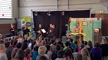 Auf dem Bild ist die Aufführung eines Theaterstücks zu sehen. 