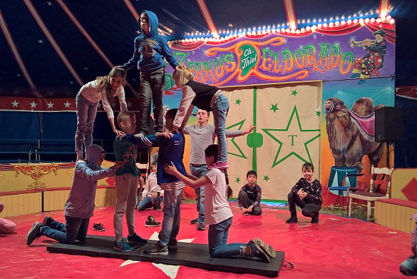 Kinder machen eine Zirkusaufführung