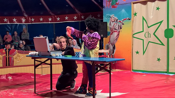 Ein Kind führt eine Zauberer-Nummer vor