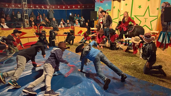 Kinder führen einen Tanz auf