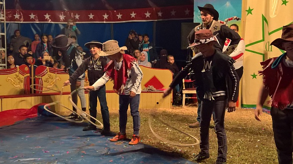 Kinder führen einen Tanz auf