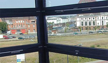 Auf dem Bild ist der Holzhafen durch das Fenster zu sehen.