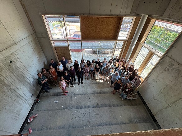 Das Kollegium im vor&uuml;bergehenden Mitarbeiter:innenzimmer